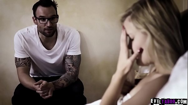 La adolescente vulnerable Madison Hart fue engañada para tener relaciones sexuales por este oficial cachondo durante su rehabilitación. Ella decide que vale la pena follar con el consejero a cambio de su salida anticipada.