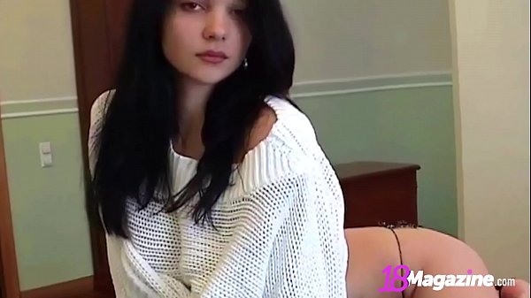 Hút thuốc Nóng Brunette Katie Fey trêu chọc trong áo len &amp_ Thong!