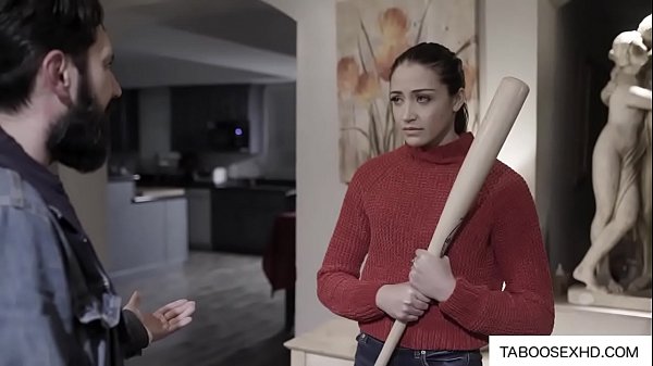 Una bellissima adolescente fa sesso con uno stalker