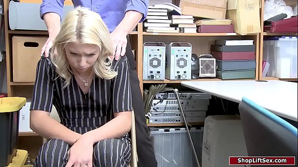 淘气的年轻女孩模型