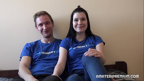 Heißes junges Mädchen zieht sich aus