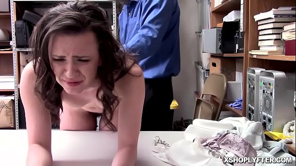 काले बालों वाली किशोरी को एलपी अधिकारी द्वारा कुत्ते शैली में चोदा जाता है!