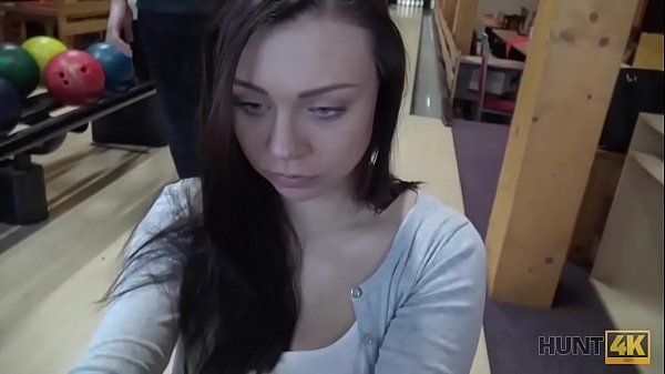 HUNT4K. Casal está cansado de jogar boliche, cara quer dinheiro, garota quer sexo