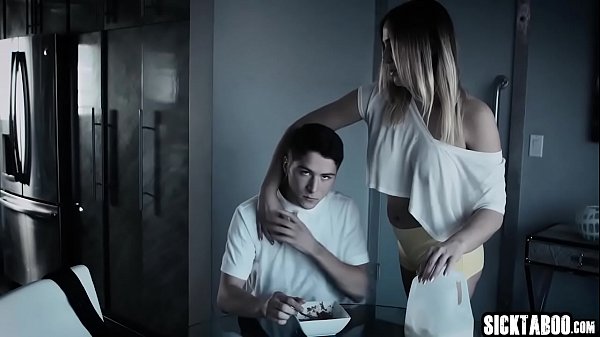 Pervertida y sexy hermanastra rubia chupa la polla de su hermanastro