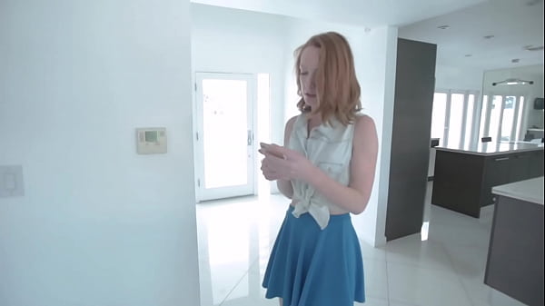 Katy sente o pau de seu garanhão antes de colocá-lo no sofá