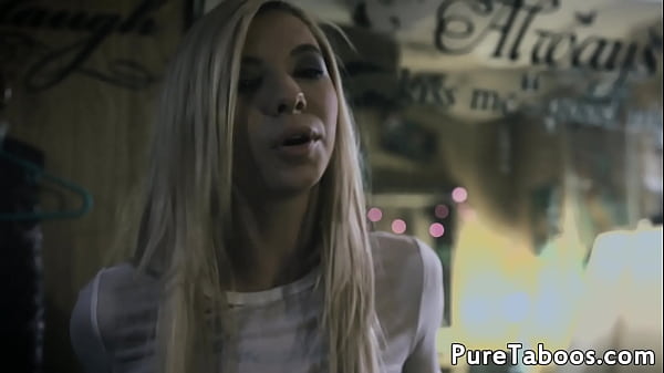 Sorellastra goth tatuata scopata analmente