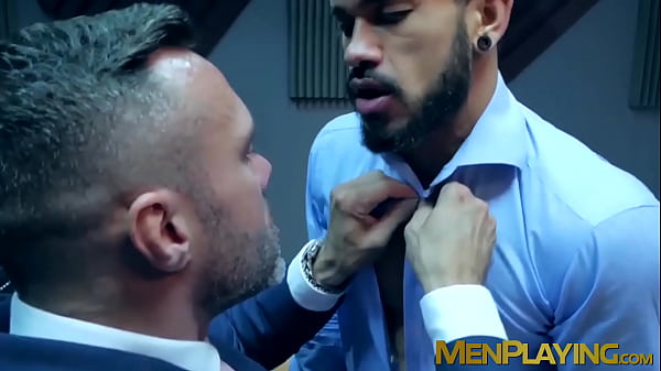 优雅的帅哥穿着光滑的蓝色西装，同时撞击热门的螺柱