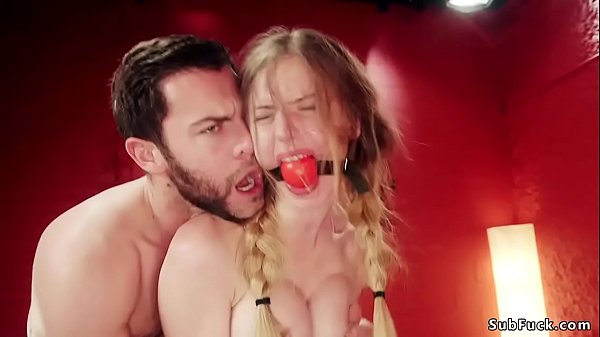 Sexy Teen Girl s'exhibe dans le bdsm