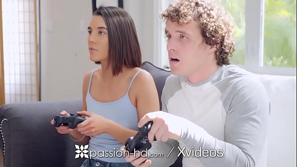 PASSION-HD Sorellastra scopa un grosso cazzo! Legame con il videogioco
