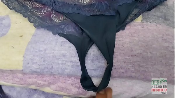 Après avoir fini de baiser, j'avais envie et je me suis masturbé_ Comme une bonne petite pute Sophie Petite modèle son string et son cul et m'aide à avoir du lait