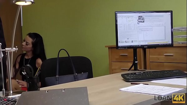 Bellissima teenager si spoglia