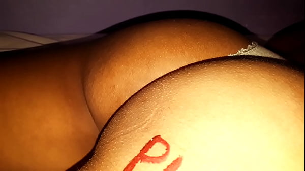 Tangita drückt ihren schönen Arsch zusammen und lutscht Schwänze.