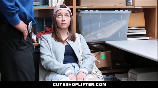 Linda adolescente atrapada robando un. Follada duro por un guardia de seguridad cachondo