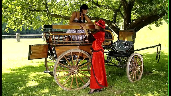 Heiße und schöne Schönheiten entblößen und streicheln zärtlich