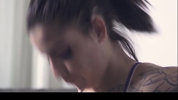 选角法国 - 甜美纹身新手电影第一次色情场景