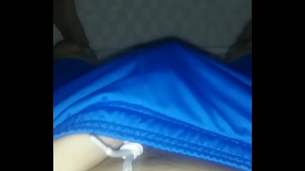 massaggiandosi il cazzo finché non eiacula