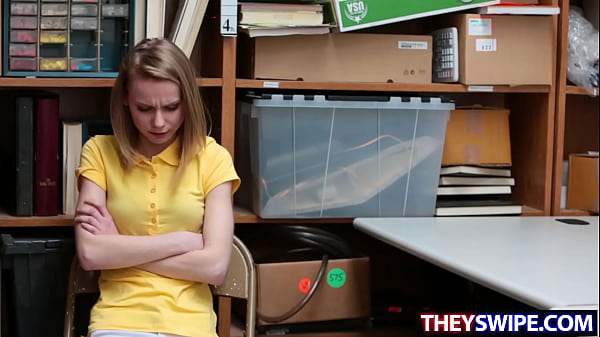 El policía golpea a la chica Catarina Petrov