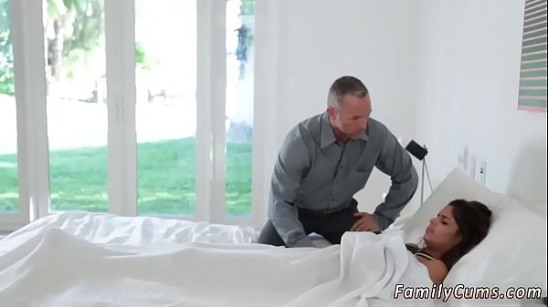 Stieftochter des Gönners fragt und Stieffamilien-Sexspiele Stiefkamerad