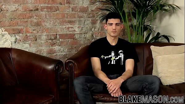 Eleganter Solohengst streichelt hingebungsvoll seinen fetten Schwanz