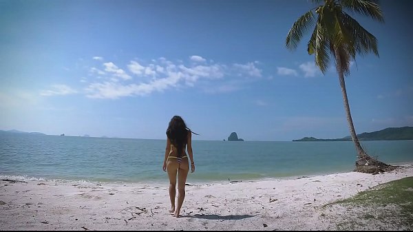 Micro bikini provocação por adolescente sexy que caminha na praia