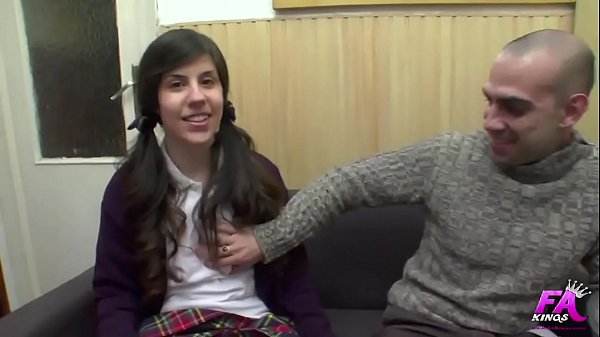 18 Jahre alt, Studentin bei wohlhabenden religiösen Eltern, sie ist das schwarze Schaf der Familie.