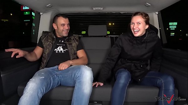 सुंदर बेब एक वैन में एक मुर्गा चूस रही है