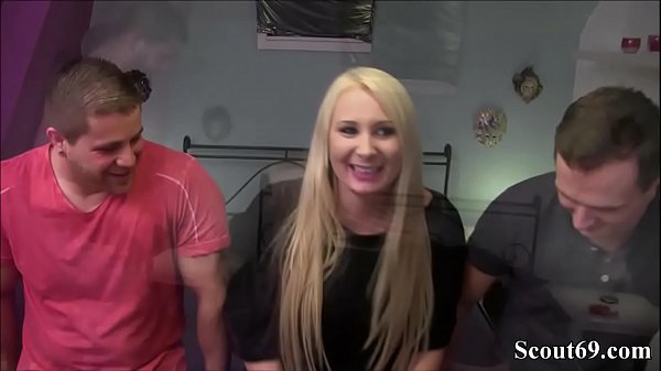 A amadora alemã Anni fode um usuário em um trio pela primeira vez