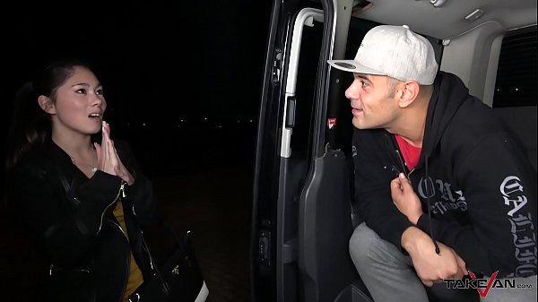 पिक अप वैन में तंग एशियाई बिल्ली को फैलाया गया और वीर्य निकाला गया