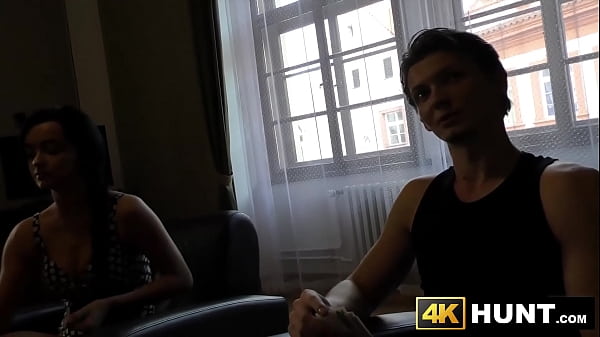 Junges Babe verdient Geld für seinen Freund, indem es einen Fremden fickt