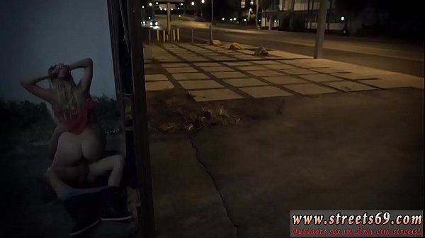 Bondage-Stuhl für blonde Mädchen Es sei denn, Sie kommen aus den Sechzigern und tauchen ein