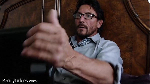 ¡Cogí a mi padrastro sacudiendo su polla con porno adolescente!