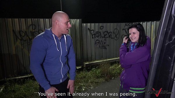 Gata amadora magrinha está gritando com um martelo enorme na van