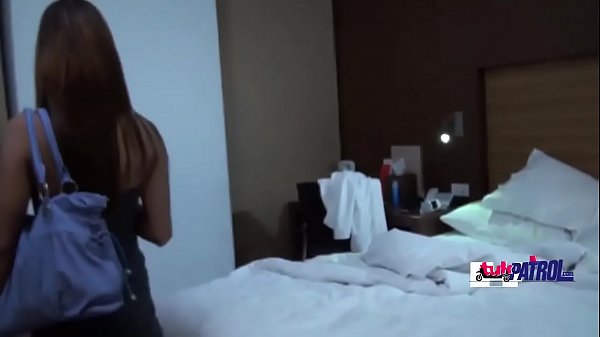 Asiatisches Babe mit rundem Arsch wurde von einem Fremden zerschmettert