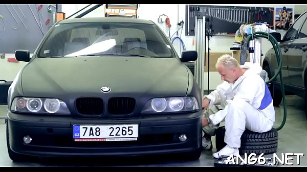 Hunk knallt das süße Playgirl nach einer lustvollen Fellatio wild durch