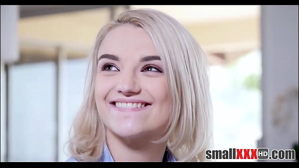 La carina e arrapata bionda piccola teenager Stevie Grey seduce e si fa scopare dal suo amico di lavoro del patrigno