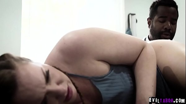 Meu Deus! Paciente adolescente sexy Maddy O Reilly fodida por um pau preto gigante depois de fazer um exame retal.