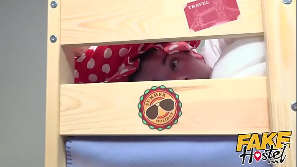Fake Hostel Adolescente arrapata scopa uno sconosciuto mentre il fidanzato è sotto la doccia