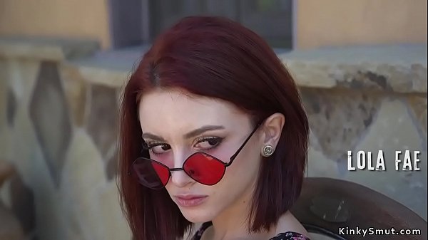 Monsterschwanz-Typ fickt zierliches Babe anal