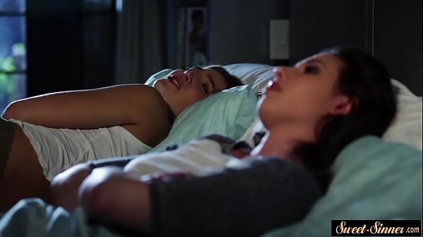 Adolescente succhiacazzi scopata dal fratellastro all'aperto