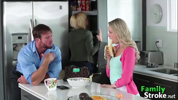 Succhia silenziosamente la pistola del patrigno - FamilySTROKE.net