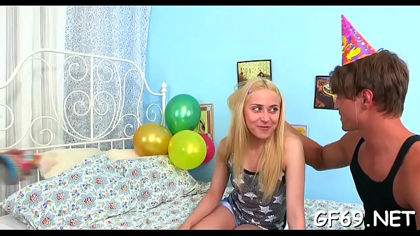 La ragazza si fa scopare la fica da uno stallone nero e un fusto bianco