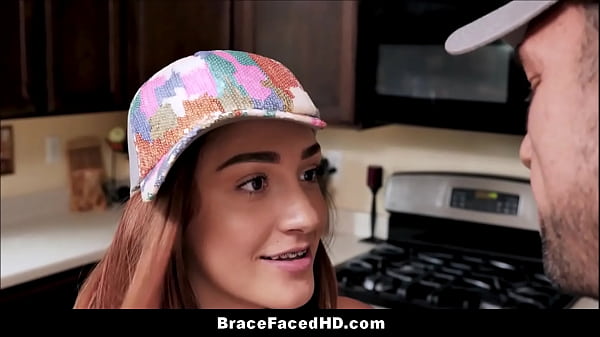 Ado chaude avec un appareil dentaire et un gros cul Courtney Falls baisée par son amie