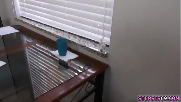 Gangbang per adolescenti e dormitori amatoriali con tette finte che succhiano la banana del fratellastro