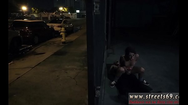 Tette self bondage I ragazzi fanno avances alle bambole che indossano gli occhiali e