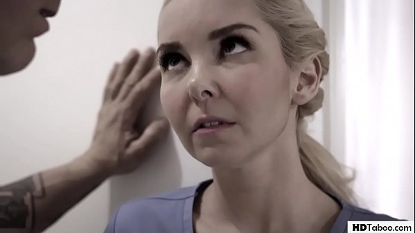 Marido assustador fode cliente adolescente de sua esposa