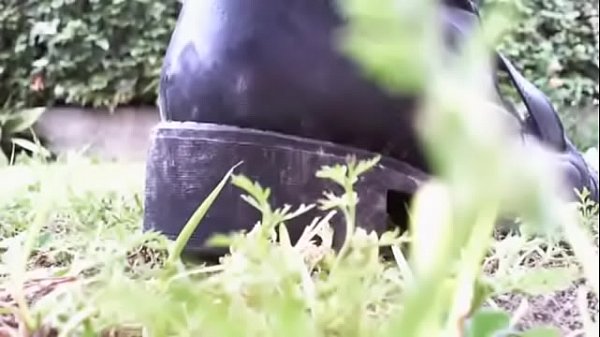 Sei dentro questa macchinina e io ucciderò te e la tua moglie cornuta!