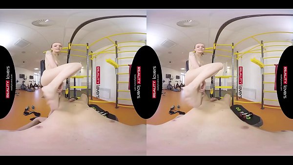 RealityLovers - Entrenamiento anal para adolescentes en gimnasio en forma VR