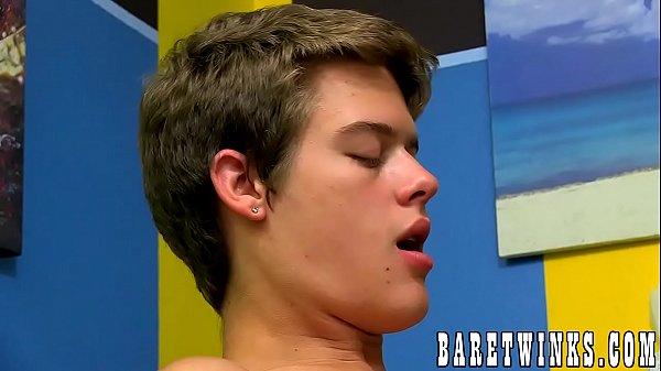 Il meraviglioso giovane omosessuale ha il suo buco del culo liscio a dorso nudo