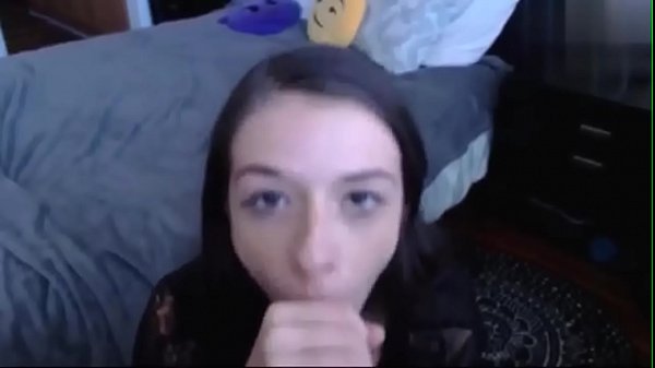 Una bella puttana adolescente magra fa un deepthroat con uno spettacolo di dildo