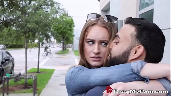 Una giovane troia tettona incontra e scopa il suo zio perverso e la matrigna lo scopre